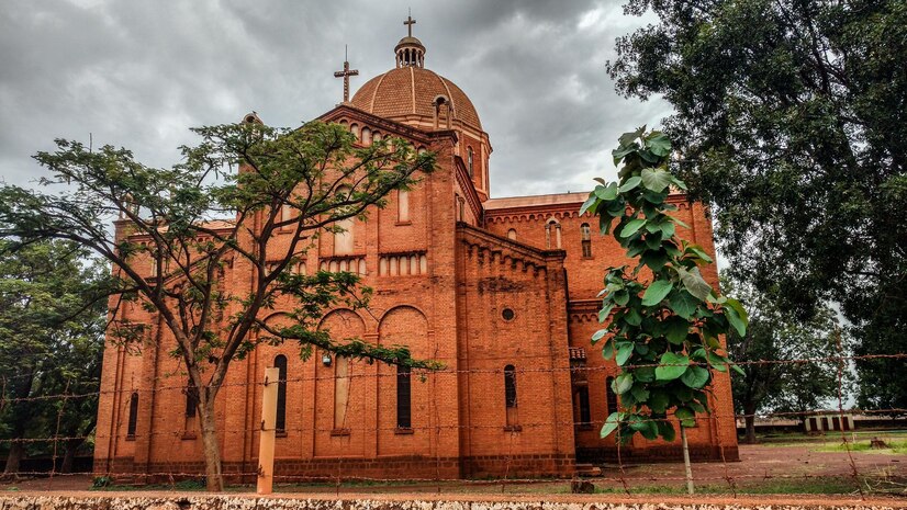 low-angle-view-basilica-against-cloudy-sky_1048944-4430600